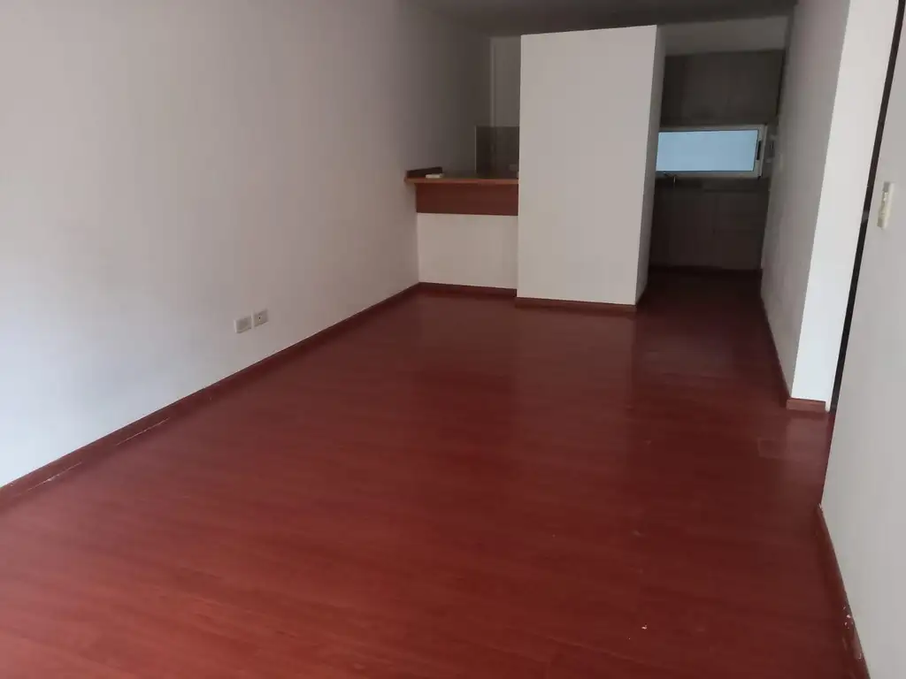 Departamento con balcón y split