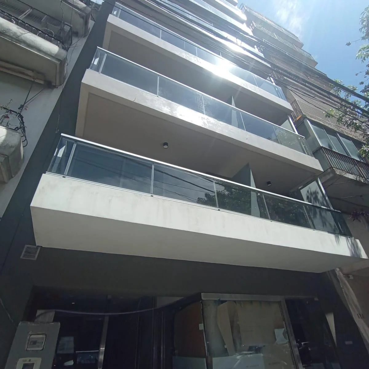 Monoambiente al frente con balcón