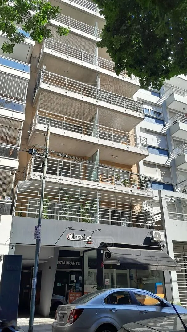 Monoambiente con balcón y AC