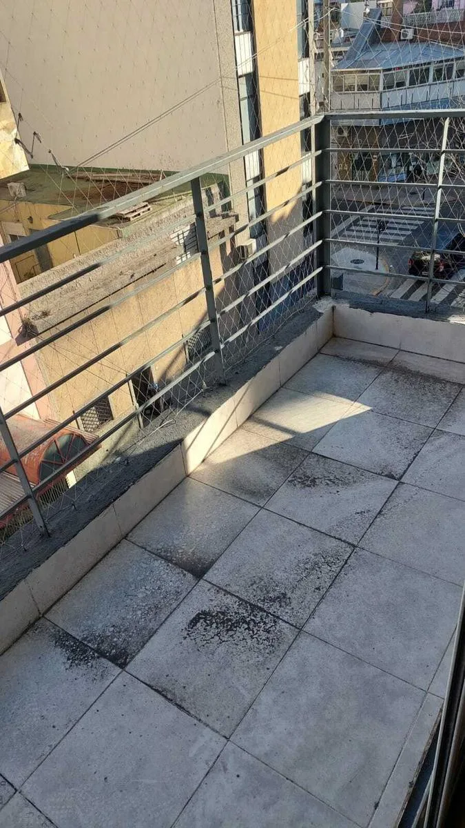 Monoambiente al frente con balcón