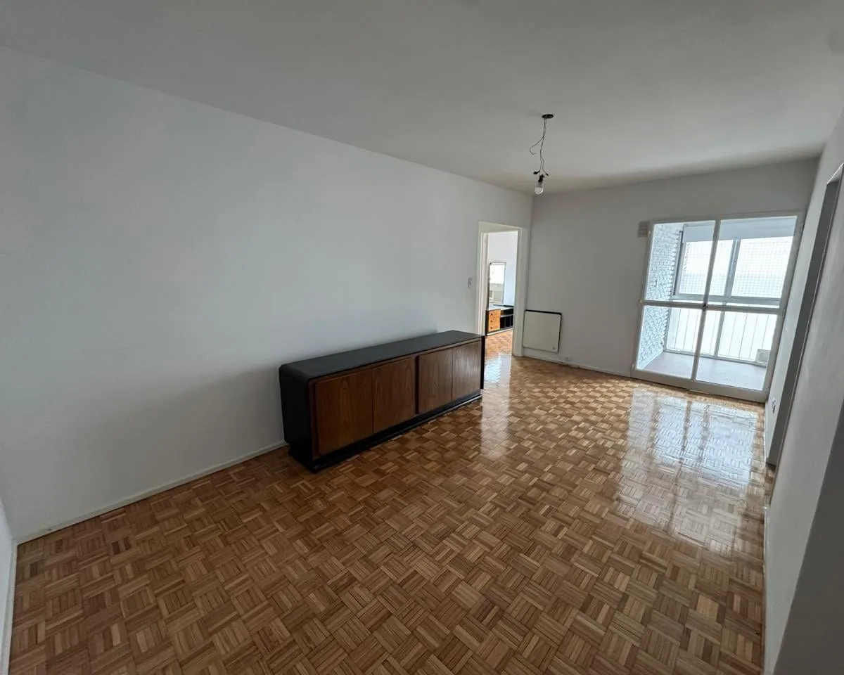 2 ambientes con balcón cerrado
