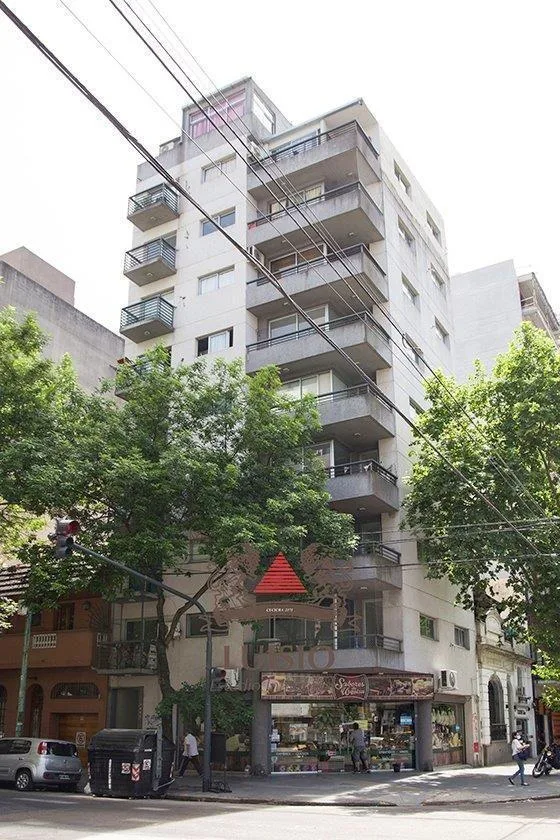 2 ambientes con balcón al frente