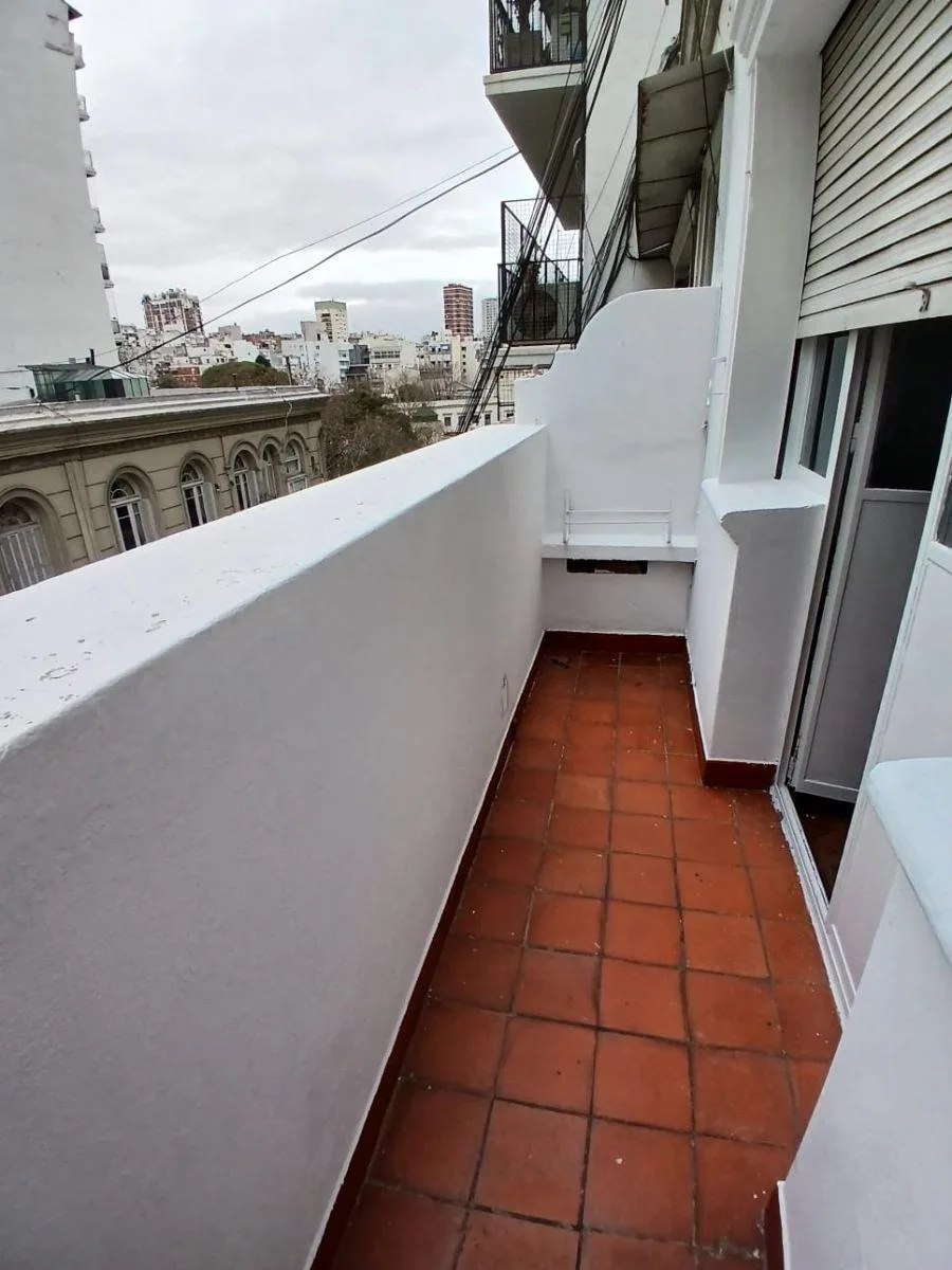 2 ambientes al frente con balcón