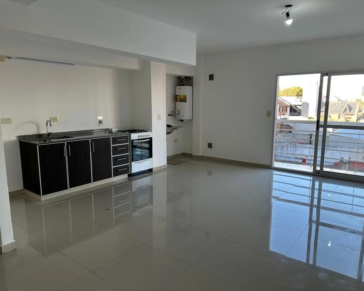 Departamento con balcón y escritorio