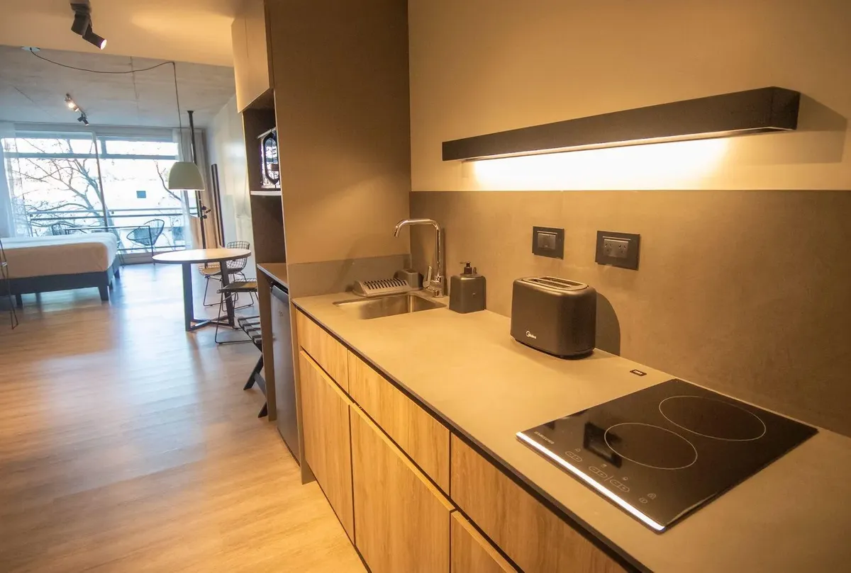 Monoambiente con balcón y amenities