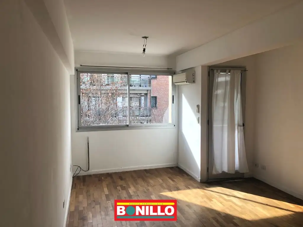 Monoambiente con balcón y A/C
