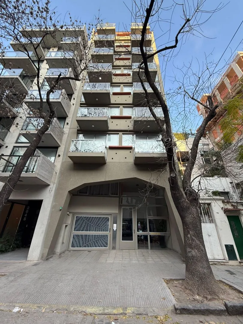 Monoambiente con balcón y cochera