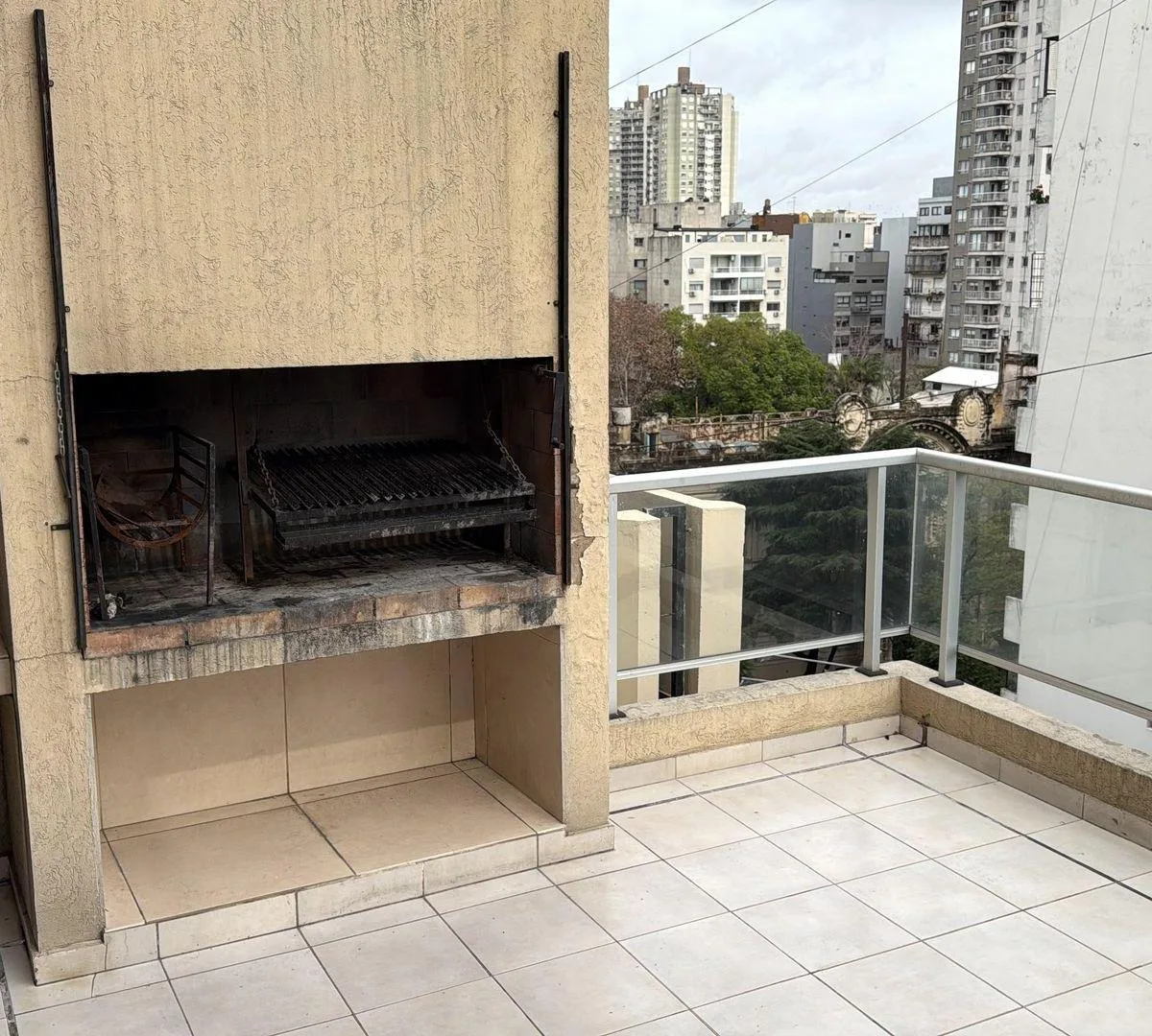 Estudio con balcón y parrilla