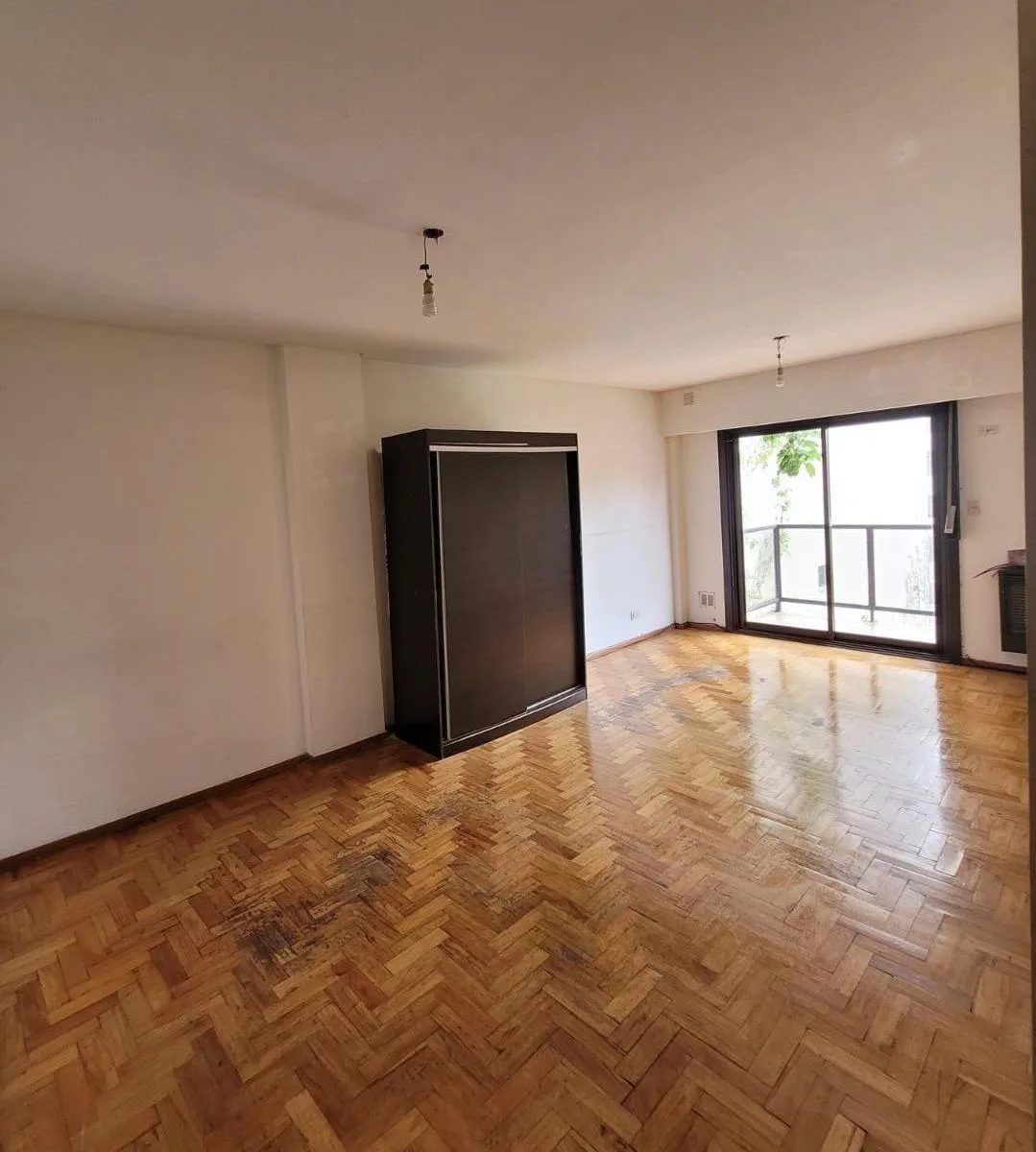 Monoambiente con balcón