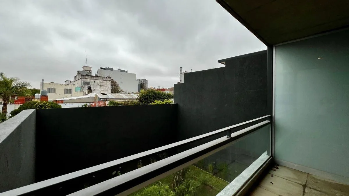 Departamento con balcón techado