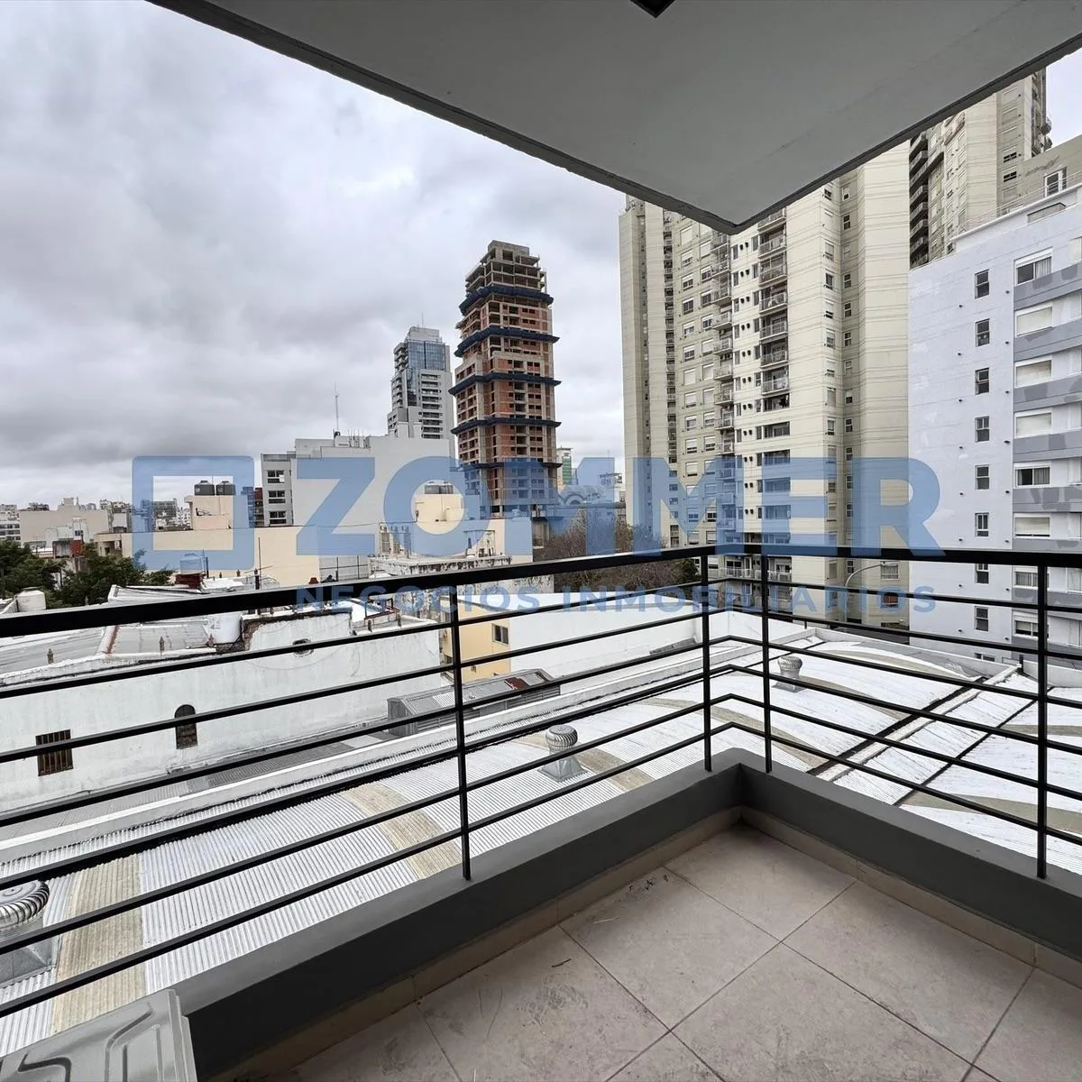 Monoambiente con balcón y amenities
