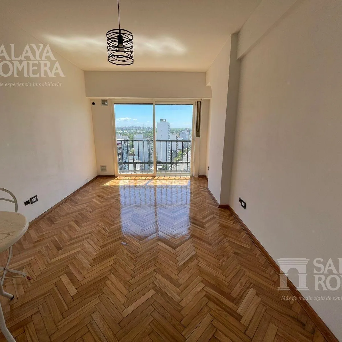 Studio con balcón y vista al río