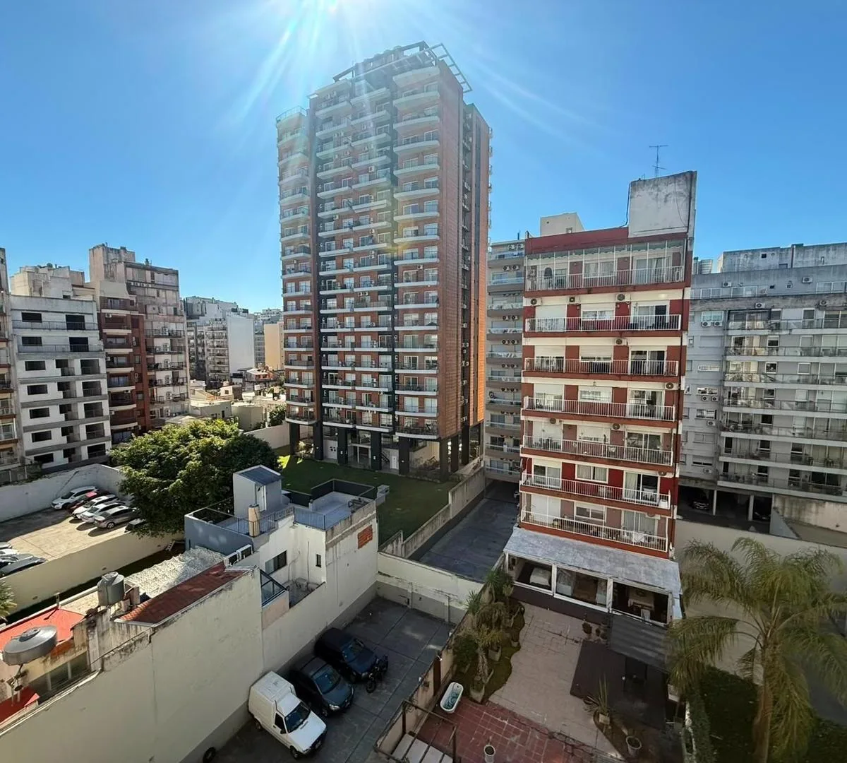 Departamento contrafrente con balcón