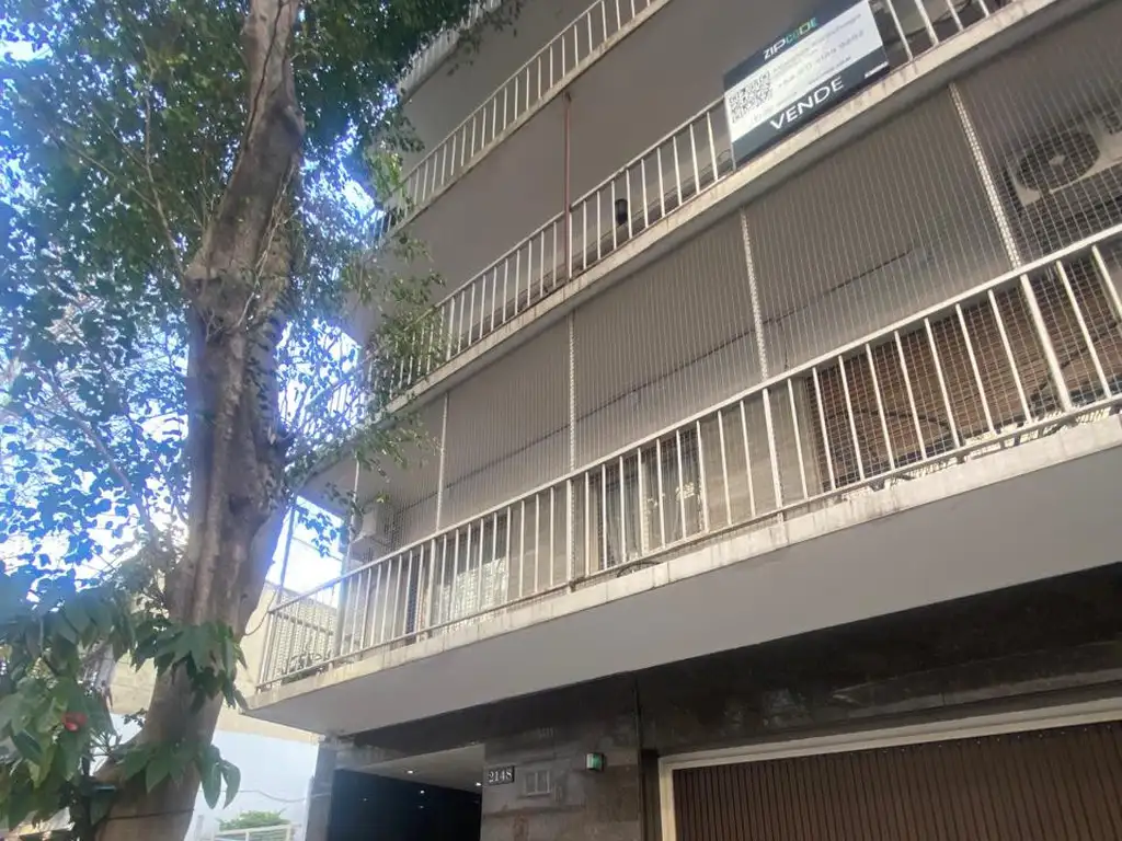 Departamento con balcón y aire acondicionado