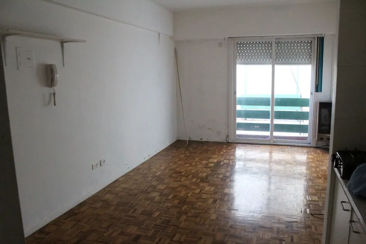 Monoambiente con balcón francés