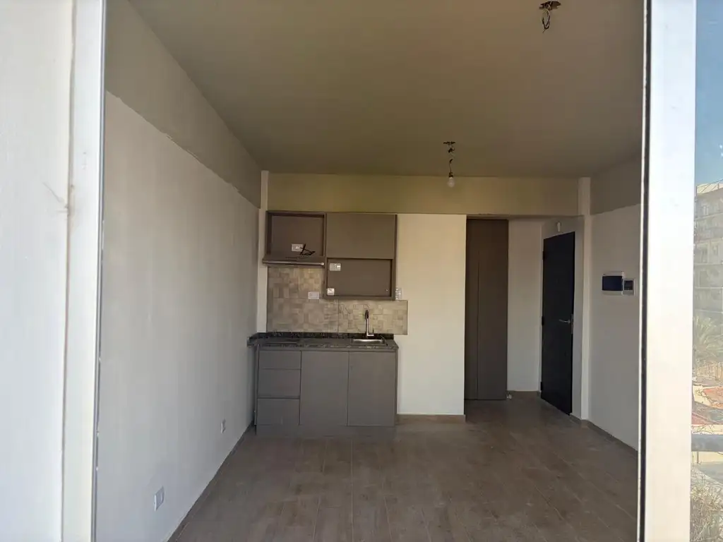 Monoambiente con balcón y A/C