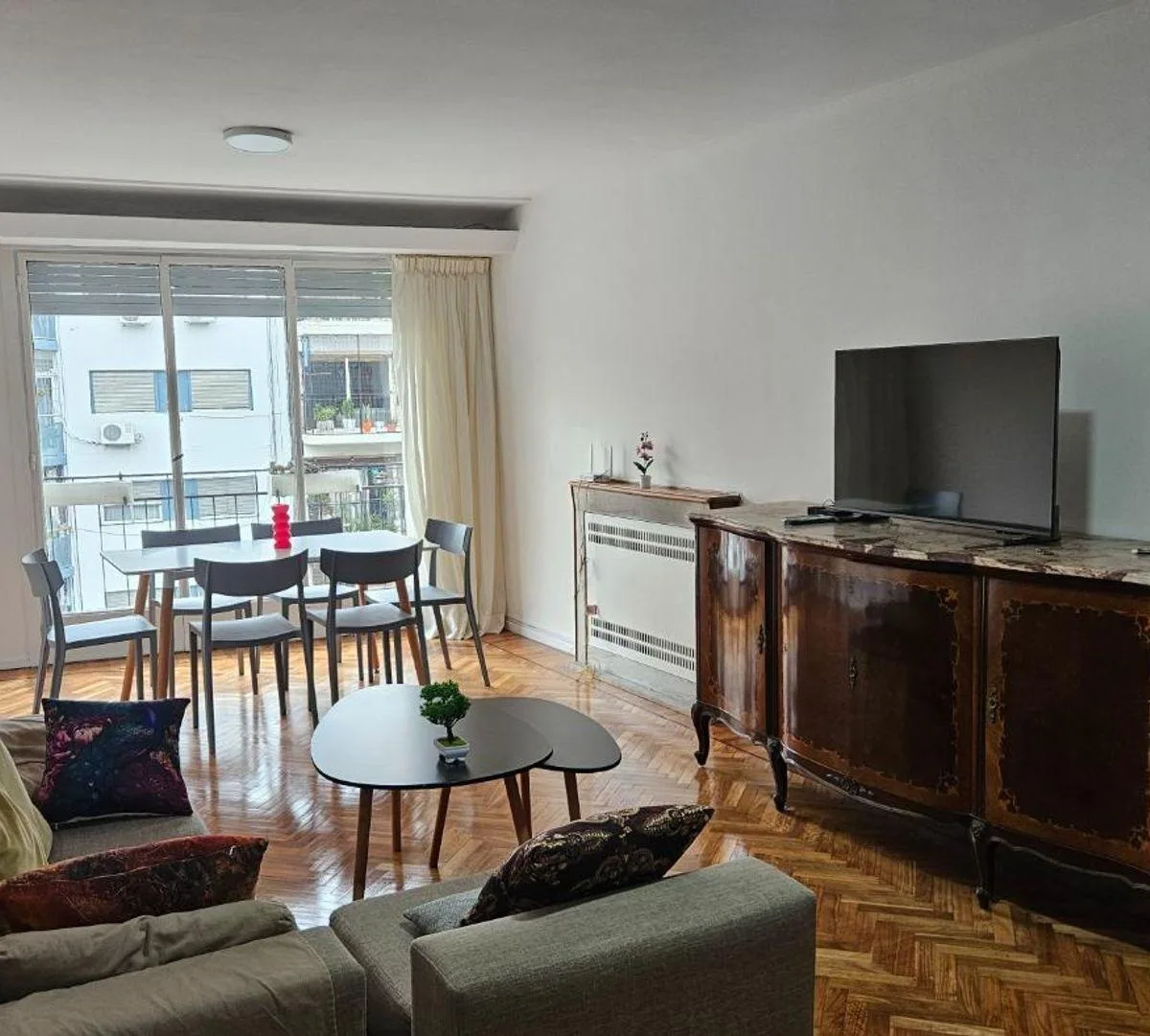 Departamento con balcón al frente