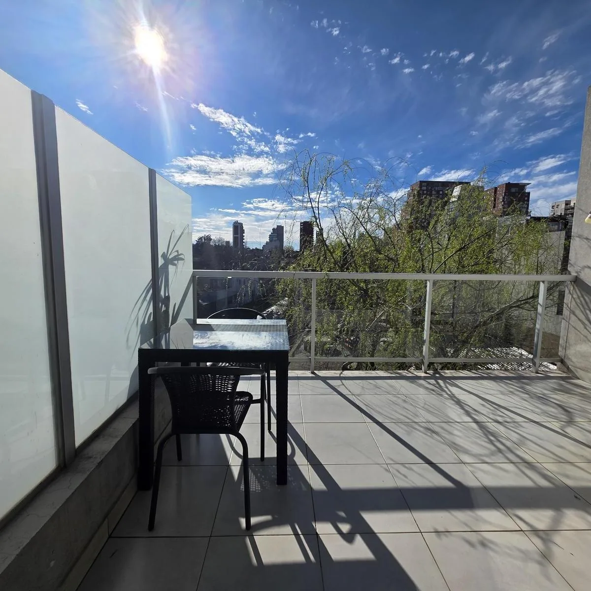 Monoambiente con balcón y terraza