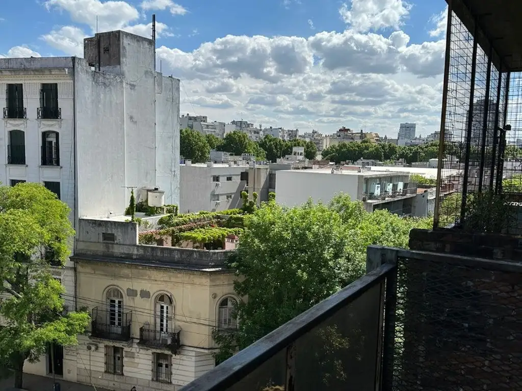 Monoambiente con balcón al frente