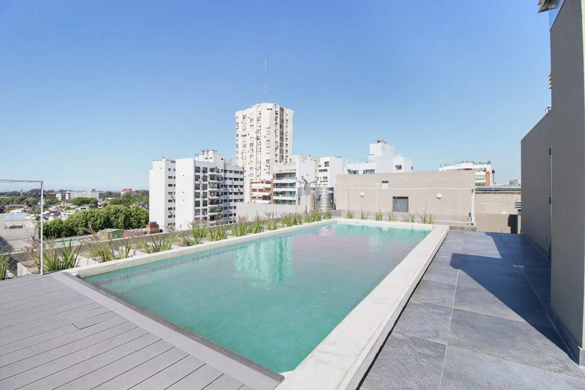 Monoambiente con balcón y pileta