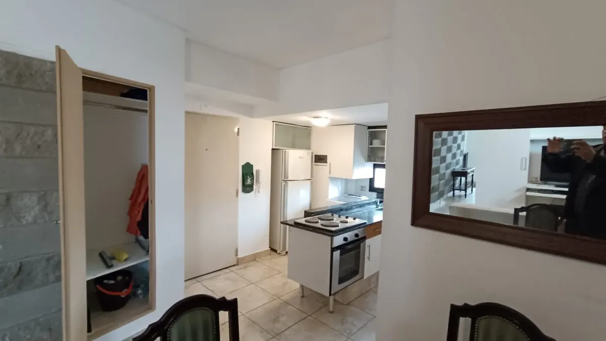 Departamento con balcón terraza y parrilla
