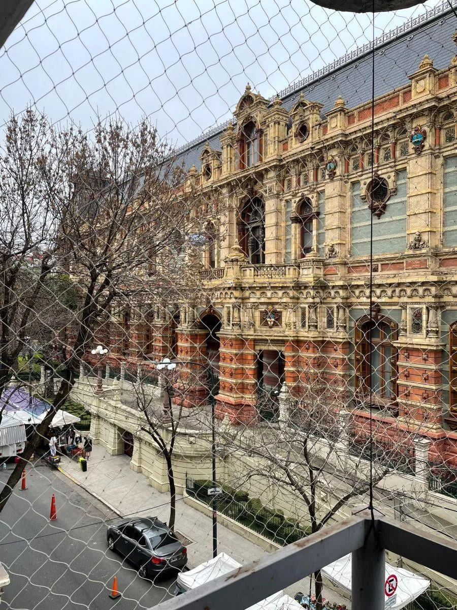 Monoambiente renovado con balcón
