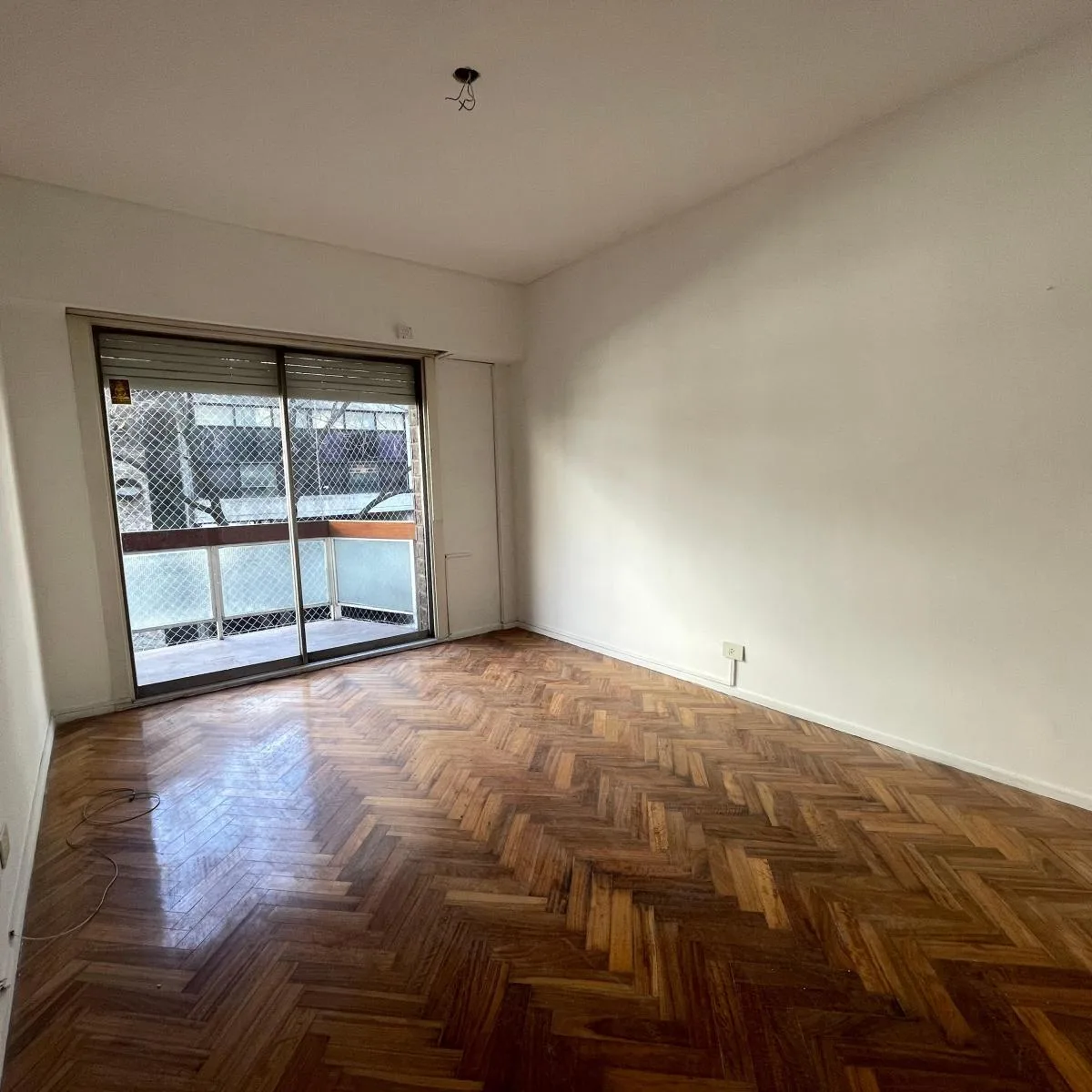 3 ambientes al frente con balcón corrido