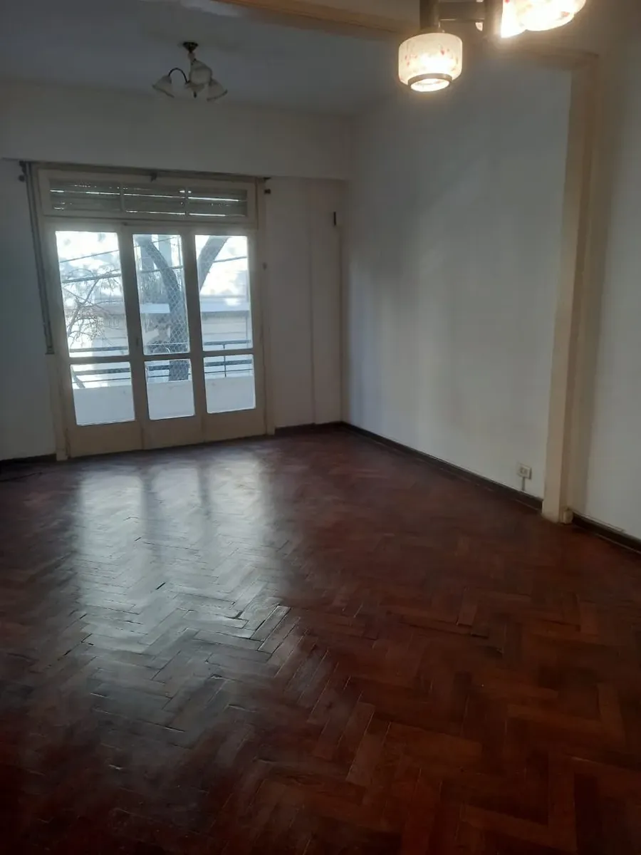 3 ambientes al frente con balcón