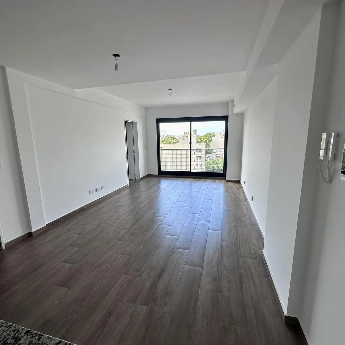 Monoambiente con balcón y parrilla
