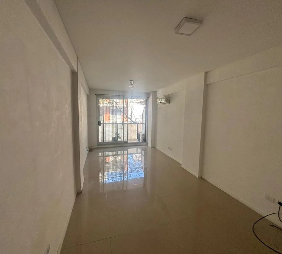 Monoambiente con balcón y piscina