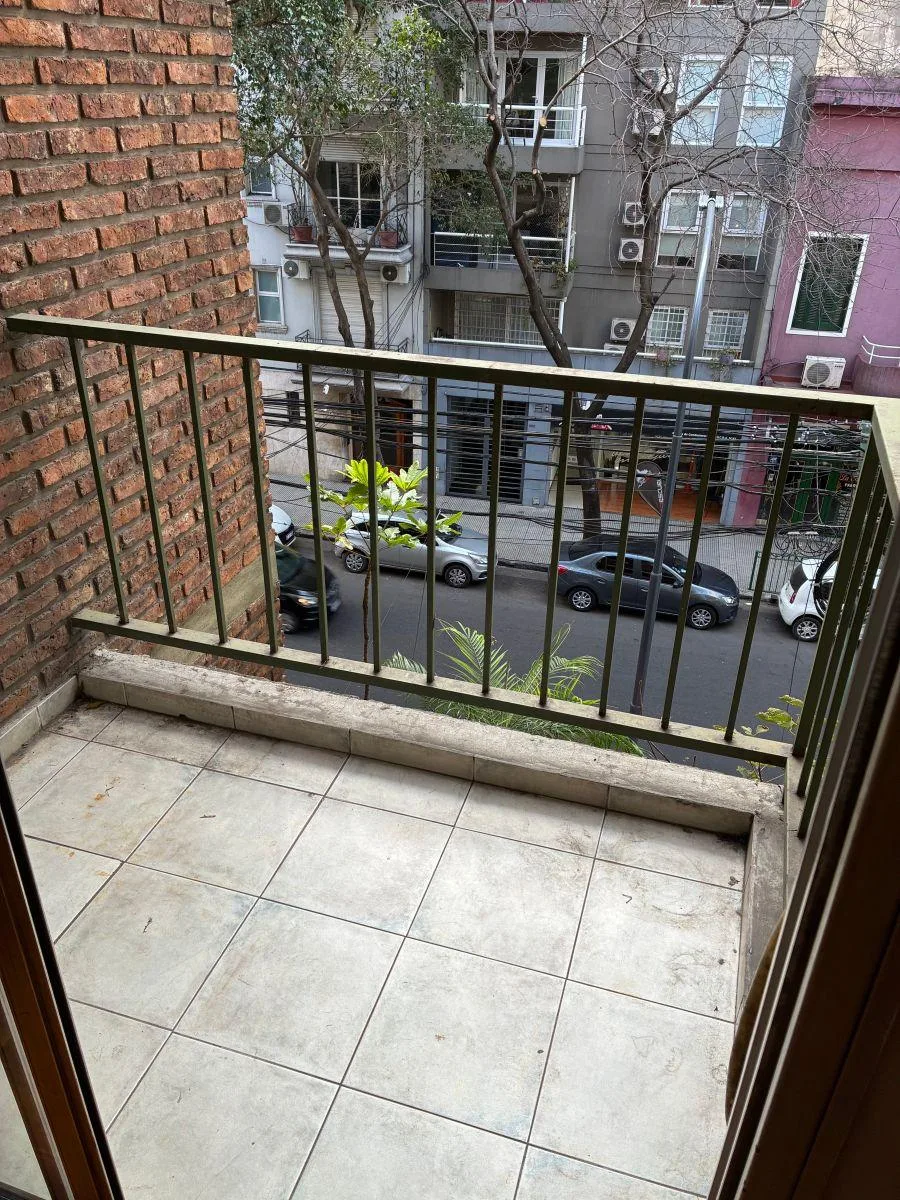 2 ambientes con balcón al frente