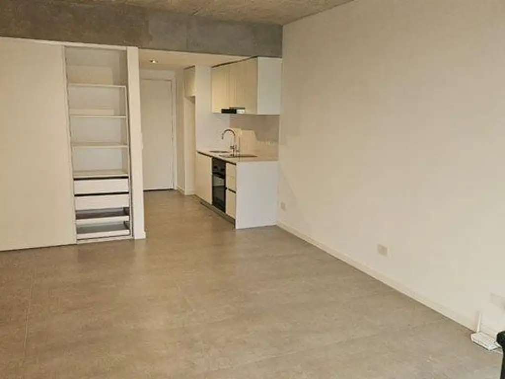 Monoambiente con balcón al frente