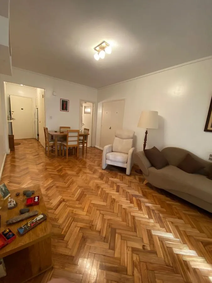 Monoambiente con balcón y parquet