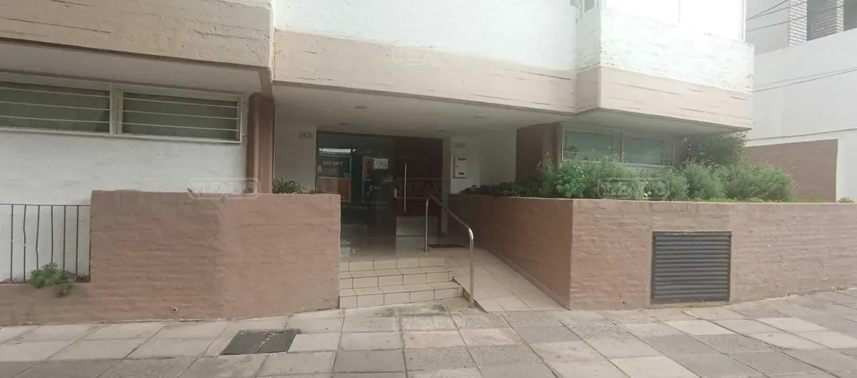 Departamento con balcón y cochera