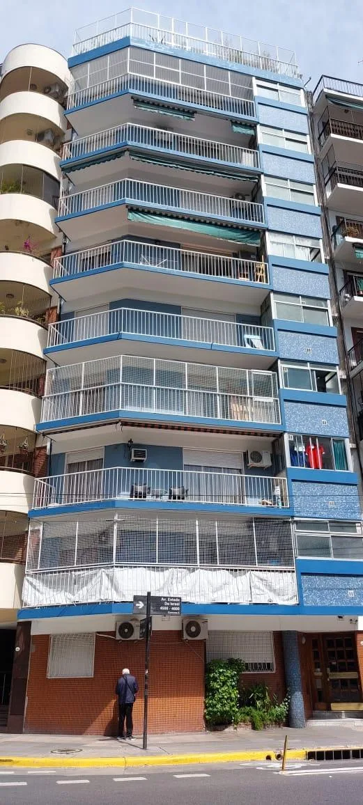 Departamento al frente con balcón