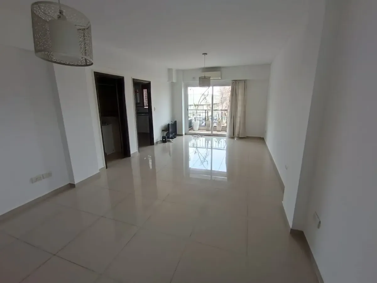 Monoambiente con balcón en Olivos