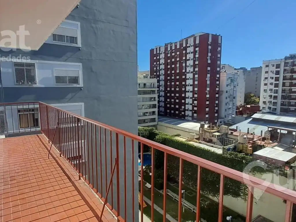 Semipiso alto con balcón corrido