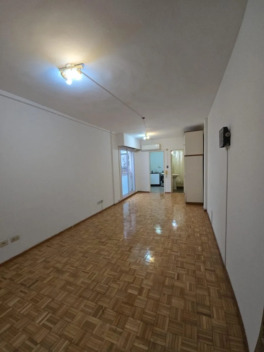 Monoambiente con balcón francés