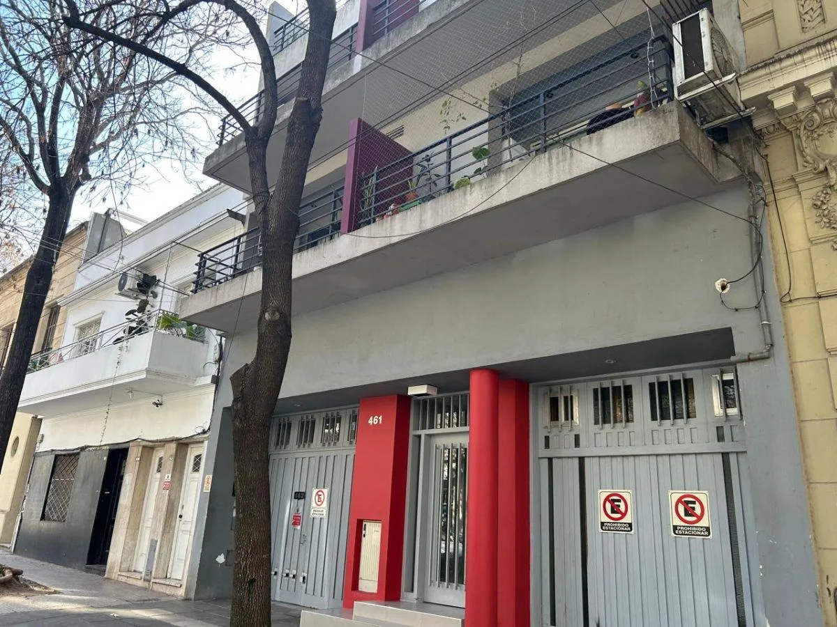 2 ambientes con balcón y AC