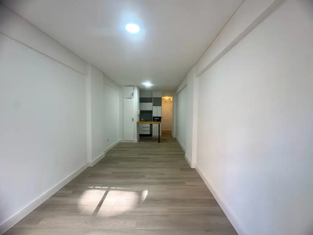 Monoambiente con balcón al frente