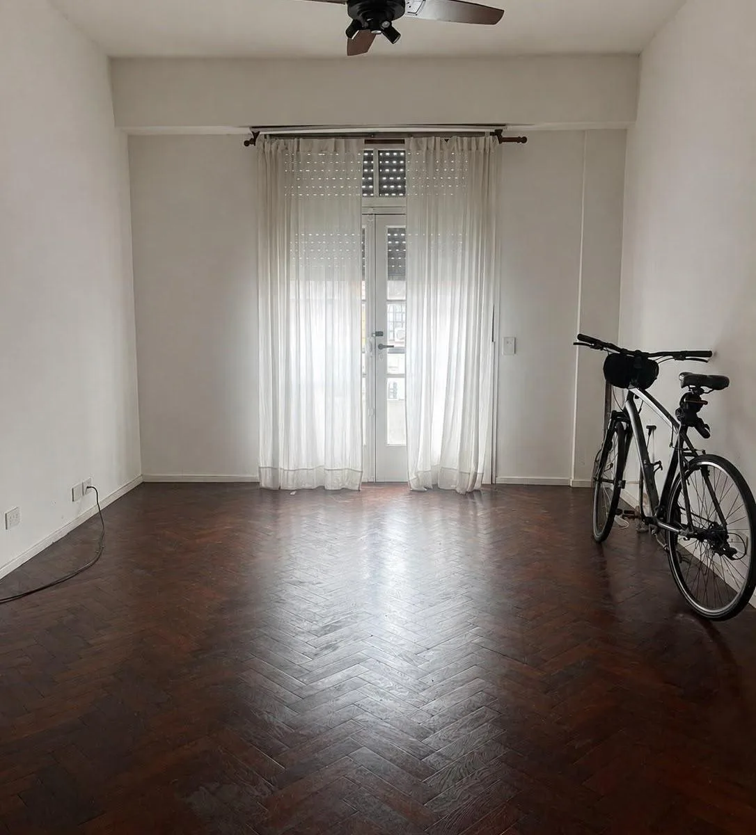 2 ambientes con balcón y AC