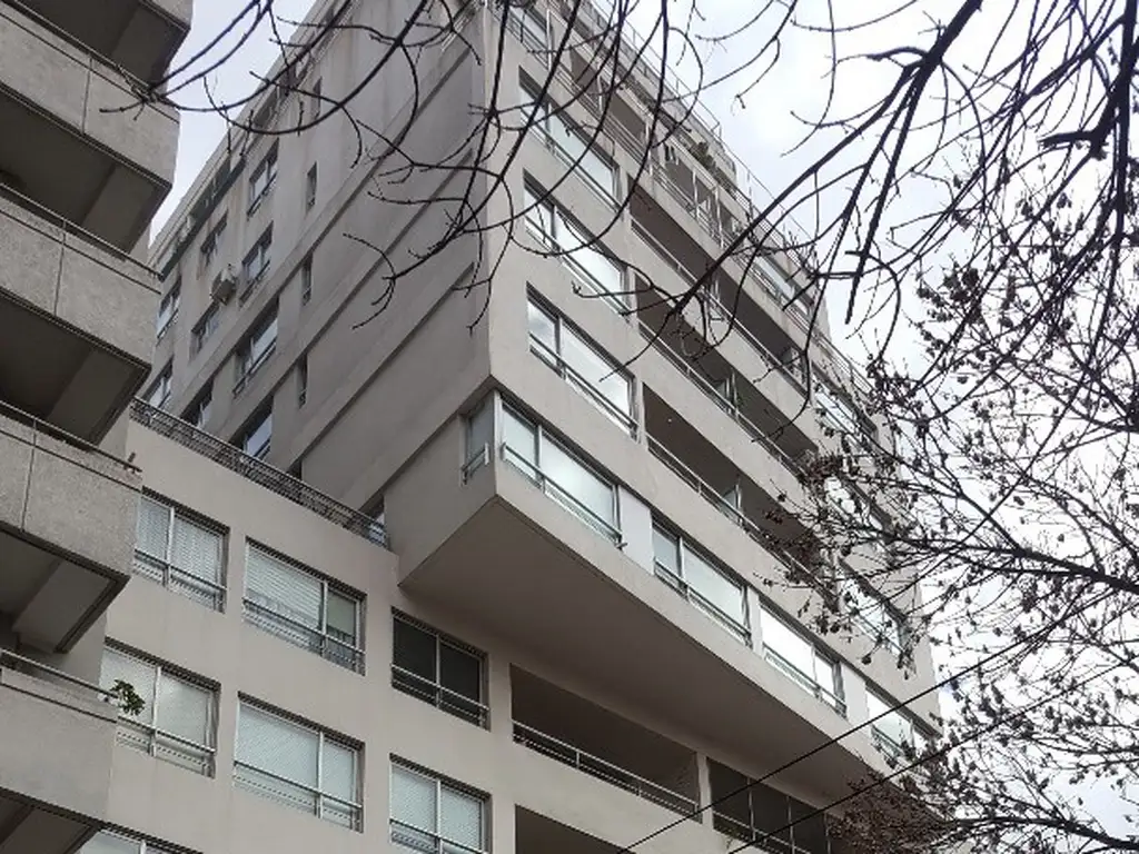 Departamento con balcón corrido