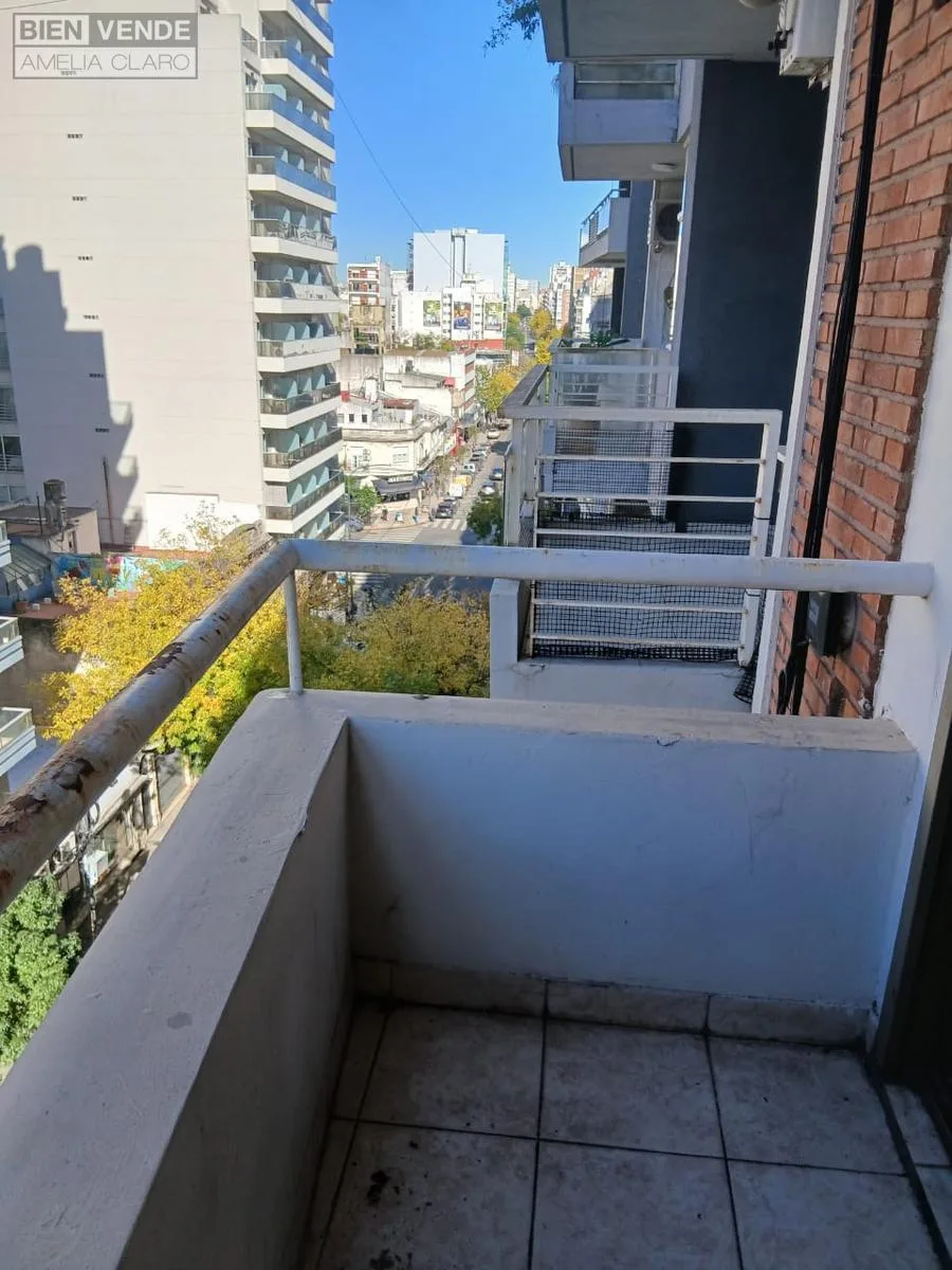 Monoambiente al frente con balcón