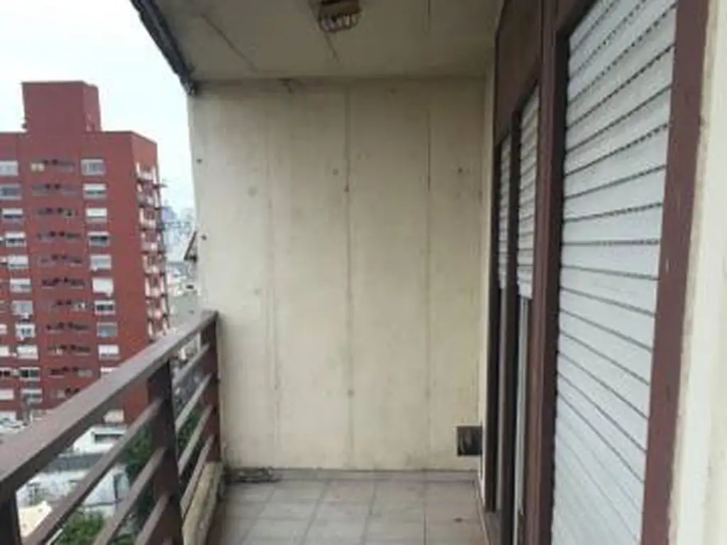 3 ambientes con balcón al frente