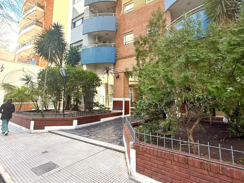 Departamento con balcón y piscina