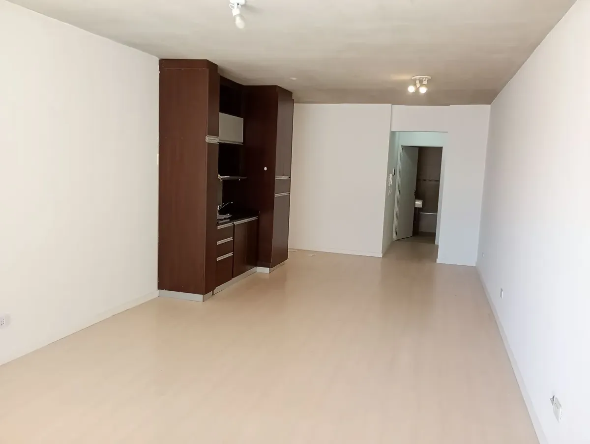 Monoambiente con balcón al frente