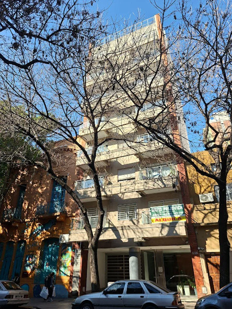 Monoambiente al frente con balcón
